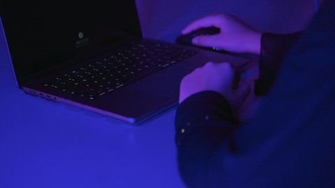 دمج التكنولوجيا الحديثة بالحياة العملية،مفهوم ادخال البيانات، صناعة المحتويات النصية، وظائف ومهن إدارية مكتبية، تصوير مقرب لايدي امرأة عربية خليجية سعودية تستخدم فأرة الحاسوب المحمول، العمل على جهازاللابتوب