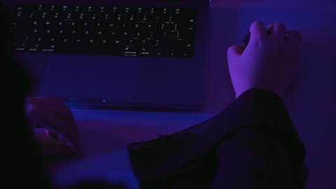 مفهوم ادخال البيانات، صناعة المحتويات النصية، وظائف ومهن إدارية مكتبية، دمج التكنولوجيا الحديثة بالحياة العملية،تصوير مقرب لايدي امرأة عربية خليجية سعودية تستخدم فأرة الحاسوب المحمول، العمل على جهازاللابتوب