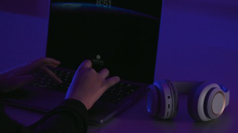 مفهوم الإصغاء والاستماع، استخدام التكنولوجيا الحديثة، استعمال تقنية الهيدفون، قضاء أوقات ممتعة بسماع الاغاني والمقاطع الصوتية، عرض شاشة سوداء فارغة عبر الحاسوب المحمول،تصوير مقرب لايدي امرأة عربية خيجية سعودية ترتدي العباءة تقوم بتدوين الملاحظات