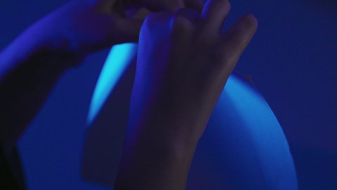 مهن ووظائف إدارية مكتبية، كسر القواعد المهنية في الشركات، عدم الموافقة على شيء ما، تصوير مقرب لايدي امراة عربية خليجية سعودية تقوم بتمزيق ورقة بيضاء فارغة، عقد صفقة غير ناجحة