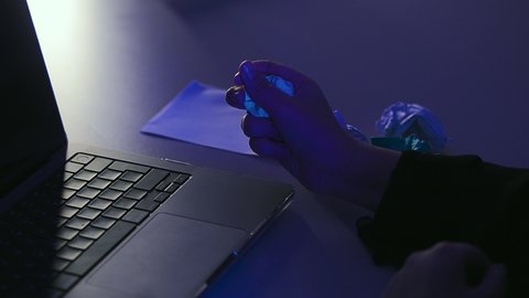 الفشل في تنظيم العمل، تصوير مقرب ليد امرأة عربية خليجية سعودية ترتدي العباءة تحمل ورقة مجعدة، البحث عن الافكار والخطط، مفهوم الاخفاق في الكتابة، محاولة ايجاد حلول، مهن ووظائف ادارية مكتبية