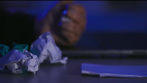 الفشل في تنظيم العمل، تصوير مقرب ليد امرأة عربية خليجية سعودية ترتدي العباءة تحمل ورقة مجعدة، البحث عن الافكار والخطط، مفهوم الاخفاق في الكتابة، محاولة ايجاد حلول، مهن ووظائف ادارية مكتبية