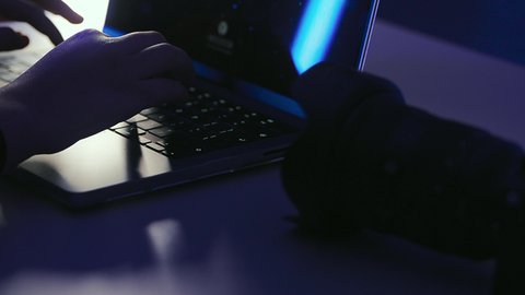 اداء مهام العمل بدقة واتقان، اتقان واحتراف مهنة التصوير، تصوير مقرب لايدي امرأة عربية خليجية سعودية تعمل على جهاز الحاسوب المحمول بجانبها كاميرا فوتوغرافية تقوم بتعديل جلسة التصوير، استخدام التقنيات الحديثة المتطورة