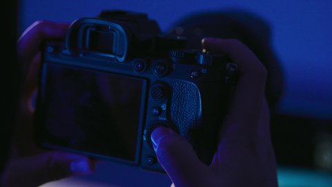 تعلم أخذ لقطات تذكارية فنية، إتقان واحتراف مهنة التصوير، ممارسة الهواية المفضلة بشغف، تصوير مقرب لامراة عربيه خليجيه سعودية تحمل كاميرا فوتوغرافية، استخدام التقنيات الحديثة المتطورة