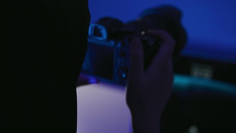 إتقان واحتراف مهنة التصوير، تعلم أخذ لقطات تذكارية فنية، ممارسة الهواية المفضلة بشغف، تصوير مقرب لامراة عربيه خليجيه سعودية تحمل كاميرا فوتوغرافية، استخدام التقنيات الحديثة المتطورة