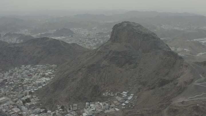 تصوير درون جوي لجبل النور في مكة المكرمة، تضاريس الجبل ، إضاءة طبيعية