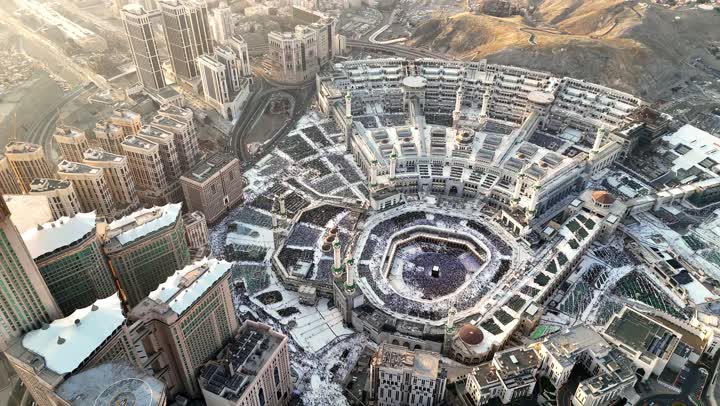 برج الساعة و أبنية معمارية حديثة, تصوير درون جوي لمدينة مكة المكرمة في المملكة العربية السعودية, أداء مناسك الحج و العمرة، أماكن و معالم دينية اسلامية، الفن الهندسي المعماري على الطراز الحديث للفنادق، مناطق جذب واستقطاب المسلمين من جميع انحاء العالم