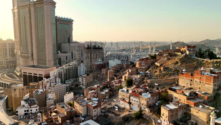 برج الساعة و أبنية معمارية حديثة, تصوير درون جوي لمدينة مكة المكرمة في المملكة العربية السعودية, أداء مناسك الحج و العمرة، أماكن و معالم دينية اسلامية، الفن الهندسي المعماري على الطراز الحديث للفنادق، مناطق جذب واستقطاب المسلمين من جميع انحاء العالم