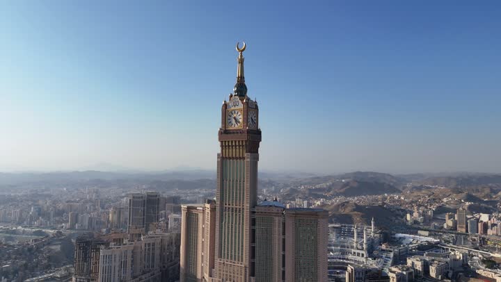 أداء مناسك الحج و العمرة، برج الساعة و أبنية معمارية حديثة, تصوير درون جوي لمدينة مكة المكرمة في المملكة العربية السعودية, أماكن و معالم دينية اسلامية، الفن الهندسي المعماري على الطراز الحديث للفنادق، مناطق جذب واستقطاب المسلمين من جميع انحاء العالم