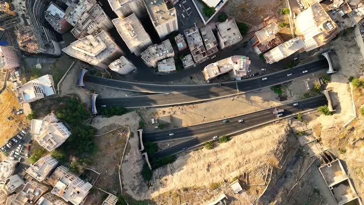 مناطق جذب واستقطاب المسلمين من جميع انحاء العالم، أداء مناسك الحج و العمرة، تصوير درون جوي لمدينة مكة المكرمة في المملكة العربية السعودية, أماكن و معالم دينية اسلامية، الفن الهندسي المعماري للبيوت والمباني المحيطة بالحرم