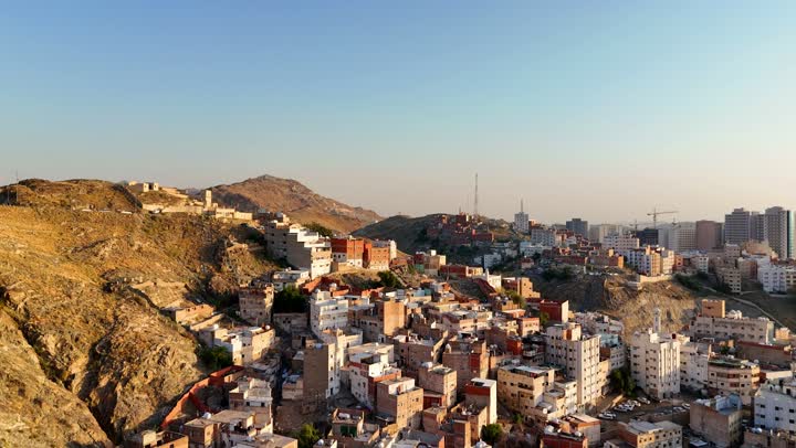 مناطق جذب واستقطاب المسلمين من جميع انحاء العالم، أداء مناسك الحج و العمرة، تصوير درون جوي لمدينة مكة المكرمة في المملكة العربية السعودية, أماكن و معالم دينية اسلامية، الفن الهندسي المعماري للبيوت والمباني المحيطة بالحرم