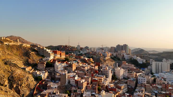 مناطق جذب واستقطاب المسلمين من جميع انحاء العالم، أداء مناسك الحج و العمرة، تصوير درون جوي لمدينة مكة المكرمة في المملكة العربية السعودية, أماكن و معالم دينية اسلامية، الفن الهندسي المعماري للبيوت والمباني المحيطة بالحرم