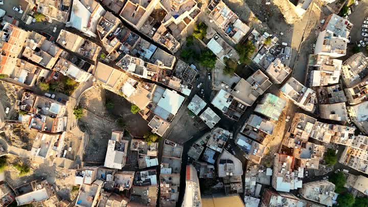تصوير درون جوي لمدينة مكة المكرمة في المملكة العربية السعودية, أماكن و معالم دينية اسلامية،  مناطق جذب واستقطاب المسلمين من جميع انحاء العالم، أداء مناسك الحج و العمرة، الفن الهندسي المعماري للبيوت والمباني المحيطة بالحرم