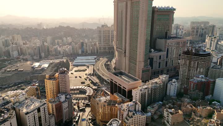 تصوير درون جوي لمدينة مكة المكرمة في المملكة العربية السعودية, أماكن و معالم دينية اسلامية،  مناطق جذب واستقطاب المسلمين من جميع انحاء العالم، أداء مناسك الحج و العمرة، الفن الهندسي المعماري للبيوت والمباني المحيطة بالحرم