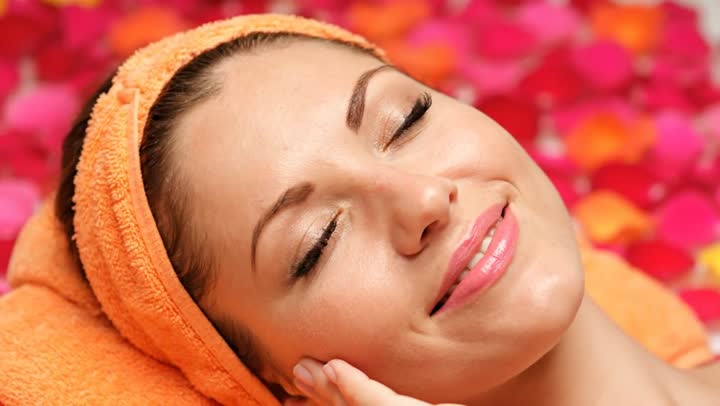 إمرأه عربيه خليجيه سعوديه هادئه فى حمام زهري , غرفة الإسترخاء والراحة والاستجمام، الاهتمام والعناية بالمظهر، صالون وسبا نسائي, قضاء وقت ممتع