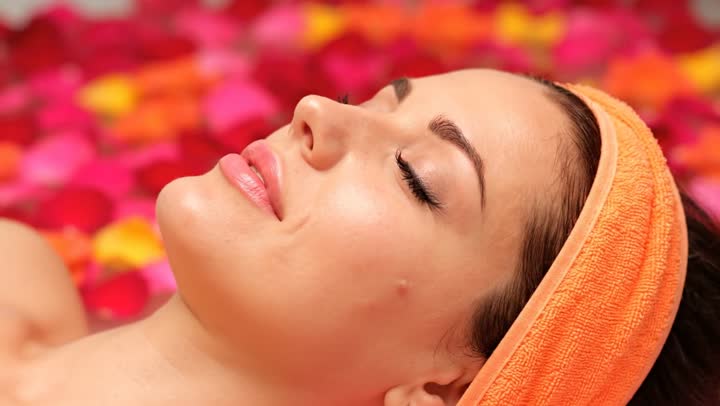 إمرأه عربيه خليجيه سعوديه هادئه فى حمام زهري , غرفة الإسترخاء والراحة والاستجمام، الاهتمام والعناية بالمظهر، صالون وسبا نسائي, قضاء وقت ممتع