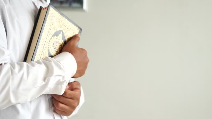 تلاوة وقراءة القرآن الكريم وتدبر معانيه، الاجتهاد في العبادة، تصوير مقرب لرجل عربي خليجي سعودي يحمل بيده المصحف الشريف، الإكثار من ذكر الله تعالى، التقرب الى الله في شهر رمضان، الشعور بالخشوع والطمأنينة