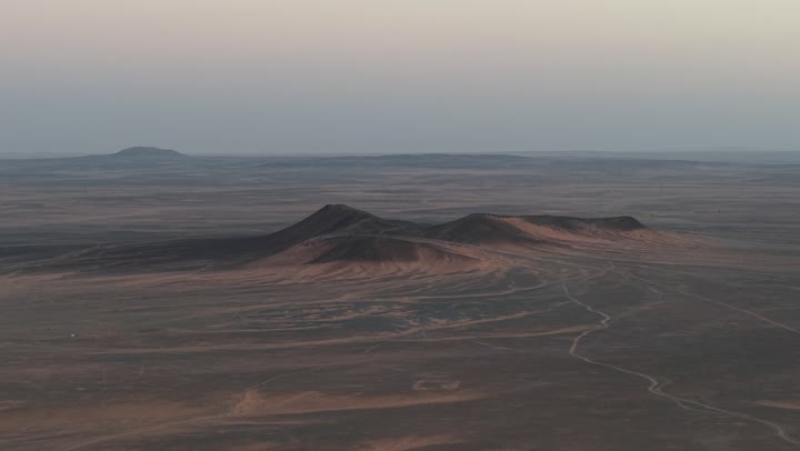 عراقة الجبال وصلابتها، تفاصيل الصخور وتدرجات الألوان بين البني والذهبي، جبل كتيفة، أحد الجبال العمانية الشامخة، التضاريس الصخرية والمنحدرات الطبيعية