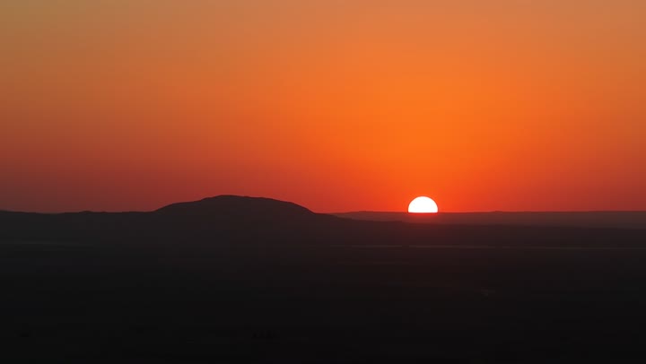 تصوير عند غروب الشمس خلف جبل طريق القريات،شمال المملكة العربية السعودية، التضاريس الجبلية الوعرة وتدرجات ألوان الصخور