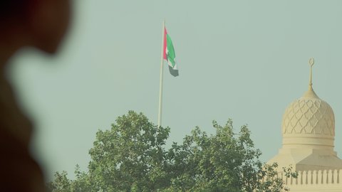 تأمل معالم الوطن، الفن الهندسي المعماري للمساجد في الإمارات، أماكن لأداء العبادة والتقرب إلى الله تعالى، تصوير مقرب من الخلف لولد عربي خليجي اماراتي يرتدي الكندورة يقوم بالنظر إلى المسجد