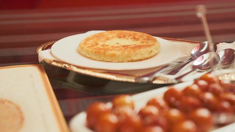 مطاعم ومأكولات في الامارات العربية المتحدة , تصوير مقرب ليد سيدة تقوم بوضع القطر على  الكنافة في المطعم , طبق من حلا الكنافة المحشوة بالقشطة والمزينة بالفستق، حلويات شرقية مشهورة، سكريات وحلويات بالقطر