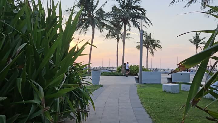 السير أثناء الغروب بين الأشجار، الكورنيش المطل على ساحل البحر الأحمر, التقدم و التطور العمراني السعودي, مناطق جذب الزوار إلى مدينة جدة الساحلية, معالم وأماكن سياحية مشهورة, الواجهة البحرية في المملكة العربية السعودية, المناظر الطبيعية المائية