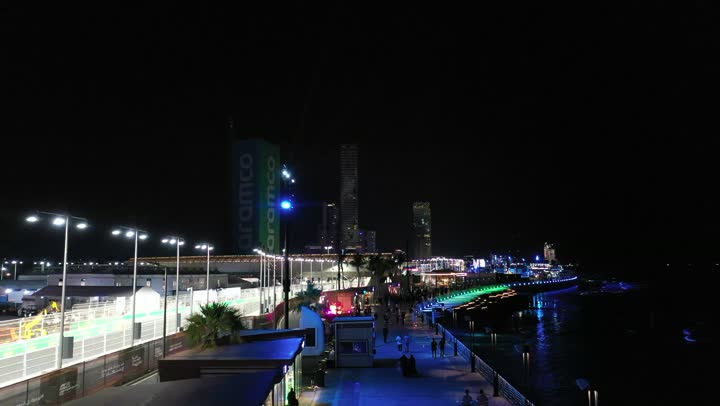 تطور الفن الهندسي المعماري للأبراج وناطحات السحاب، نشاط رياضي ترفيهي شبابي، رياضة السيارات على سواحل البحر الأحمر،تصوير درون لمسار حلبة كورنيش جدة في المملكة العربية السعودية المضاءة في وقت الليل، مضمار سباقات للفورمولا 1، اماكن ومعالم سياحة