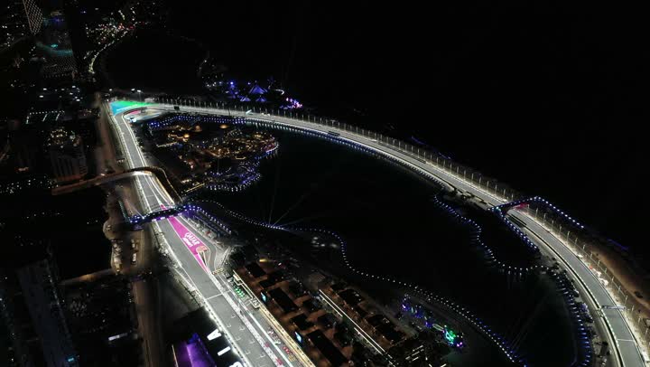 اماكن ومعالم سياحة، الفن الهندسي المتطور للأبراج وناطحات السحاب، نشاط رياضي ترفيهي شبابي، رياضة السيارات على سواحل البحر الأحمر،تصوير درون لمسار حلبة كورنيش جدة في المملكة العربية السعودية المضاءة في وقت الليل، مضمار سباقات للفورمولا 1