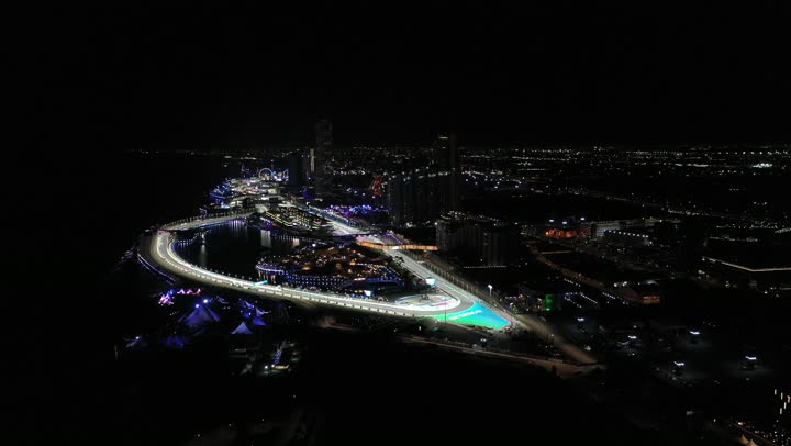 الفن الهندسي المتطور للأبراج وناطحات السحاب، نشاط رياضي ترفيهي شبابي، رياضة السيارات على سواحل البحر الأحمر،تصوير درون لمسار حلبة كورنيش جدة في المملكة العربية السعودية المضاءة في وقت الليل، مضمار سباقات للفورمولا 1، اماكن ومعالم سياحة