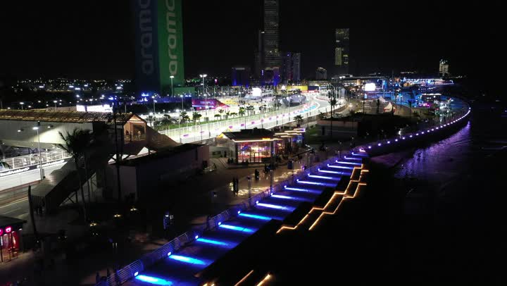 الأمواج المتلاطمة في البحر الأحمر، اماكن ومعالم سياحة، الفن الهندسي المتطور للأبراج وناطحات السحاب، نشاط رياضي ترفيهي شبابي، رياضة السيارات على ساحل جدة، تصوير درون لمسار حلبة كورنيش جدة في المملكة العربية السعودية المضاءة في وقت الليل، مضمار سباقات للفورمولا 1