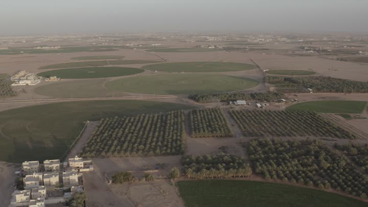 محاصيل زراعية ومنتجات وطنية محلية، الاهتمام بالمساحات الخضراء, الأشجار والنباتات في مدن ومناطق السياحة المشهورة, تصوير درون جوي لأراضي ومزارع المملكه العربية السعودية, الحقول الدائرية الزراعية, الاستمتاع بالمناظر الطبيعيه الهادئة في وقت النهار