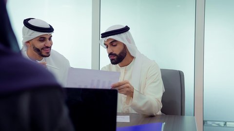 توسيع شبكة العلاقات المهنية،  دمج الأجهزة التقنية الحديثة بالأعمال المكتبية، تطوير المشاريع و الاستثمارات، إدارة و تقسيم المهام، شرح و تحليل الرسوم البيانية, فريق عمل عربي خليجي اماراتي يقوم بإجراء اجتماع عمل داخل غرفة الاجتماعات في مقر الشركة