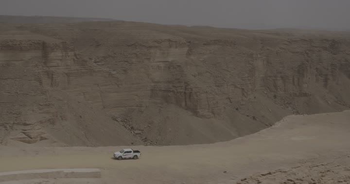 المعالم التاريخية والأثرية ، معلم تاريخي أثري مشهور، تصوير درون لجبال طويق بنجد ، حافة نهاية العالم في مدينة الرياض بالمملكة العربية السعودية ، المرتفعات الجبلية ، حافة جبل طويق، جبال صحراوية قاسية بالمملكة العربية السعودية