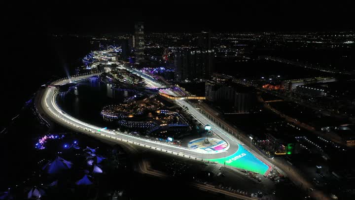 الفن الهندسي المتطور للأبراج وناطحات السحاب، نشاط رياضي ترفيهي شبابي، رياضة السيارات على سواحل البحر الأحمر،تصوير درون لمسار حلبة كورنيش جدة في المملكة العربية السعودية المضاءة في وقت الليل، مضمار سباقات للفورمولا 1، اماكن ومعالم سياحة