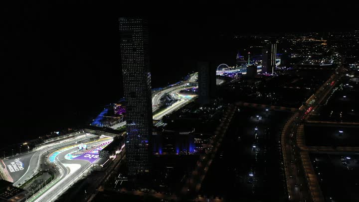 الفن الهندسي المتطور للأبراج وناطحات السحاب، نشاط رياضي ترفيهي شبابي، رياضة السيارات على سواحل البحر الأحمر،تصوير درون لمسار حلبة كورنيش جدة في المملكة العربية السعودية المضاءة في وقت الليل، مضمار سباقات للفورمولا 1، اماكن ومعالم سياحة