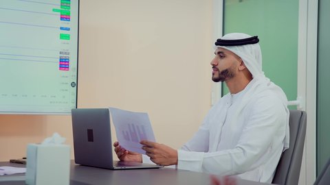 دمج الأجهزة التقنية الحديثة بالأعمال المكتبية، تطوير المشاريع و الاستثمارات، إدارة و تقسيم المهام، شرح و تحليل الرسوم البيانية, فريق عمل عربي خليجي اماراتي يقوم بإجراء اجتماع عمل داخل غرفة الاجتماعات في مقر الشركة، تسليم المهام والمشاريع بالوقت المحدد