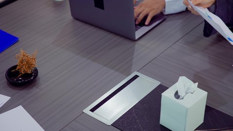 مناقشة المهام من خلال الحاسوب المحمول والأوراق، شرح و تحليل الرسوم البيانية, تصويرمقرب لفريق عمل عربي خليجي اماراتي يقوم بإجراء اجتماع عمل داخل غرفة الاجتماعات في مقر الشركة، تطوير المشاريع و الاستثمارات، تسليم المهام والمشاريع بالوقت المحدد