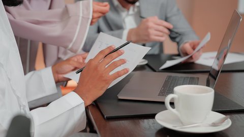الوحدة والعمل الجماعي، استخدام التكنوجيا والتقنيات الحديثة  ، مراجعة تقارير العمل ،دراسة مشاريع جديدة، مفهوم النمو الاقتصادي والاستثمار المالي، متابعة مخطط الرسم البياني، اصدقاء عمل عربيون خليجيون اماراتيون يقومون بتحليل البيانات على الحاسوب المحمول