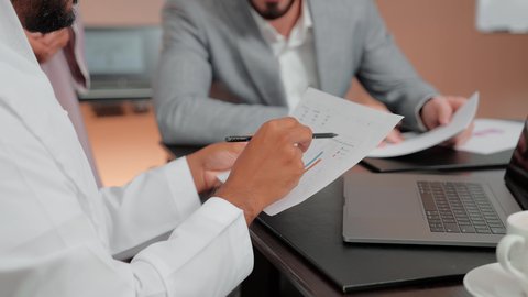 تطوير العمل وحل المشكلات، استخدام التكنوجيا والتقنيات الحديثة  ، مراجعة تقارير العمل ،دراسة مشاريع جديدة، مفهوم النمو الاقتصادي والاستثمار المالي، متابعة مخطط الرسم البياني، اصدقاء عمل عربيون خليجيون اماراتيون يقومون بتحليل البيانات على الحاسوب المحمول