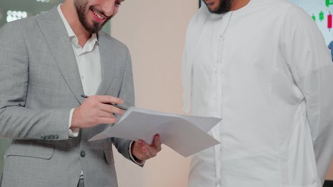 الوحدة والعمل الجماعي، استخدام التكنوجيا والتقنيات الحديثة  ، مراجعة تقارير العمل ،دراسة مشاريع جديدة، مفهوم النمو الاقتصادي والاستثمار المالي، متابعة مخطط الرسم البياني، اصدقاء عمل عربيون خليجيون اماراتيون يقومون بتحليل البيانات على الحاسوب المحمول