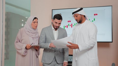 الرؤية والاهداف المستقبلية ،تدقيق وتحليل بيانات المشروع،  استخدام التكنوجيا والتقنيات الحديثة فى العمل ، مراجعة تقارير العمل ،دراسة مشاريع جديدة، مفهوم النمو الاقتصادي والاستثمار المالي، متابعة مخطط الرسم البياني، اصدقاء عمل عربيون خليجيون اماراتيون يقومون بتحليل البيانات على الحاسوب المحمول