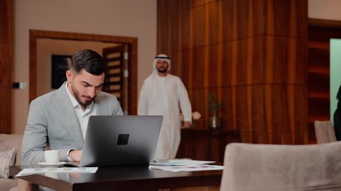 تدقيق وتحليل بيانات المشروع،  استخدام التكنوجيا والتقنيات الحديثة فى العمل ، مراجعة تقارير العمل ،دراسة مشاريع جديدة، مفهوم النمو الاقتصادي والاستثمار المالي، متابعة مخطط الرسم البياني، اصدقاء عمل عربيون خليجيون اماراتيون يقومون بتحليل البيانات على الحاسوب المحمول