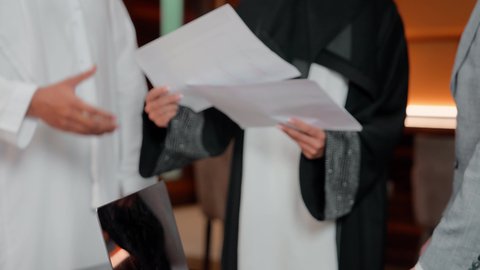 تطوير العمل وحل المشكلات، مفهوم النمو الاقتصادي والاستثمار المالي،دراسة مشاريع جديدة، متابعة مخطط الرسم البياني، استخدام التكنوجيا والتقنيات الحديثة  ، مراجعة تقارير العمل  ، اصدقاء عمل عربيون خليجيون اماراتيون يقومون بتحليل البيانات على الحاسوب المحمول