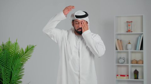 العناية بالعين والحاجة لتعقيمها بشكل مستمر، معالجة حالات التهاب العصب البصري، اتباع تعليمات الطبيب، ضرورة الذهاب للطبيب والحصول على العلاج، بورتريه لشاب عربي خليجي اماراتي مبتسم يرتدي الكندورة والغترة يضع نظارة عيون، أخذ العلاج اللازم، خلفية رمادي