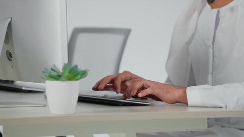صناعة المحتويات النصية، النقر على لوحة المفاتيح، مفهوم ادخال البيانات، تصوير مقرب ليد رجل عربي خليجي اماراتي يستخدم الحاسوب ،الكتابة على الكمبيوتر، دمج التكنولوجيا الحديثة بالحياة العملية، مهن ووظائف إدارية مكتبية