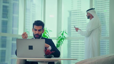 رجل اماراتي يرتدي البدلة الرسمية يقوم باجراء مكالمة فيديو عبر جهاز الحاسوب المحمول، مفهوم إدارة الأعمال، تدقيق وتحليل بيانات المشروع، النمو الاقتصادي والاستثمار المالي ، دراسة مشاريع جديدة، إستخدام تقنيات حديثة، إنجاز المهام من خلال اللابتوب ، شاب اماراتي يرتدي الكندورة والغترة يقوم باجراء مكالمة هاتفية عبر الجوال