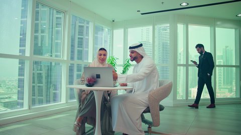 إنجاز المهام من خلال الحاسوب المحمول، إستخدام تقنيات حديثة، اجتماع زملاء عمل فى مقر عملهم يقومون بمناقشة وتخطيط العمل على جهاز اللابتوب ، تدقيق وتحليل بيانات المشروع، مفهوم إدارة الأعمال