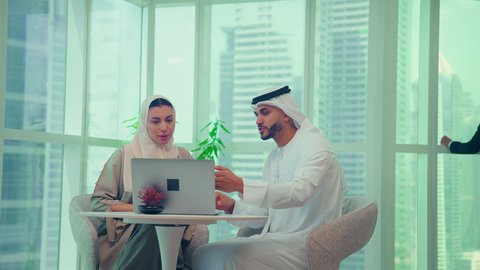 مفهوم إدارة الأعمال، تدقيق وتحليل بيانات المشروع، اجتماع زملاء عمل فى مقر عملهم يقومون بمناقشة وتخطيط العمل على جهاز اللابتوب ،  إستخدام تقنيات حديثة، إنجاز المهام من خلال الحاسوب المحمول