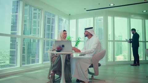 تدقيق وتحليل بيانات المشروع، اجتماع زملاء عمل فى مقر عملهم يقومون بمناقشة وتخطيط العمل على جهاز اللابتوب ،  إستخدام تقنيات حديثة، إنجاز المهام من خلال الحاسوب المحمول، مفهوم إدارة الأعمال