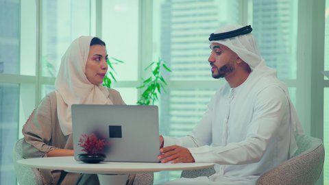 اجتماع زملاء عمل فى مقر عملهم يقومون بمناقشة وتخطيط العمل على جهاز اللابتوب ،  إستخدام تقنيات حديثة، إنجاز المهام من خلال الحاسوب المحمول،تدقيق وتحليل بيانات المشروع، مفهوم إدارة الأعمال
